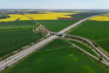 Romanya'da şu ana kadar yaklaşık 800 kilometre otoyol ve hızlı ulaşım yolu inşaatı devam ediyor.