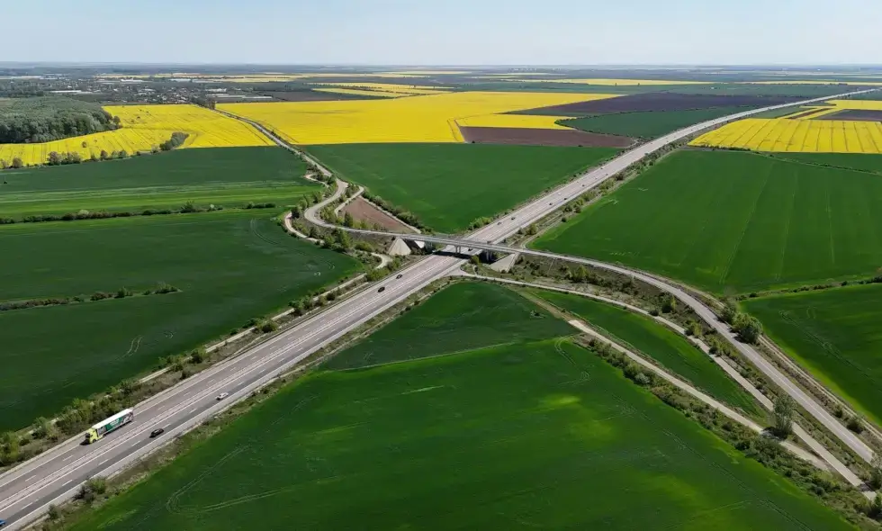 Romanya'da şu ana kadar yaklaşık 800 kilometre otoyol ve hızlı ulaşım yolu inşaatı devam ediyor.